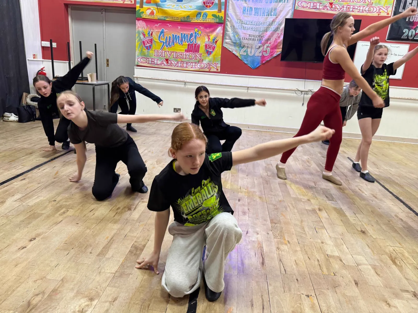 Pom Dance photo 4